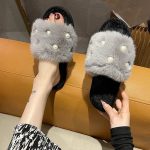 chausson en fourrure avec détails en perle